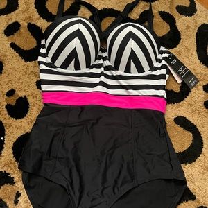 NWT Size 1 (14-16) Black & White Torrid Push-Up Underwire One Piece Swimsuit